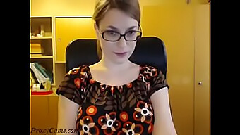 Chica Nerd Con Gafas Se Desnuda Y Baila En La Webcam